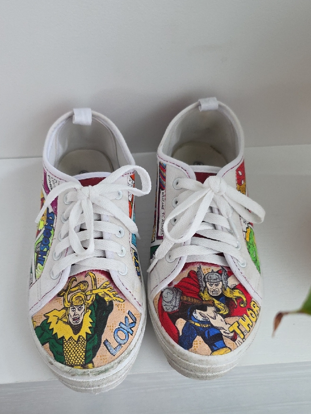 Kids White Comic-Print Marvel Lace-Up Sneakers  By Sole Mates Size 6 Thor Loki
